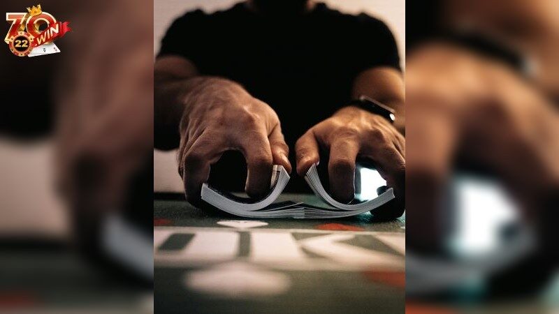 Lợi ích và thách thức trong chơi bài trực tuyến